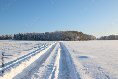 Schnee auf den Strassen in Bayern, der Winter zeigt sich mit viel Schnee. Bayern wird zum Winter Wunderland, doch die Strassen sind schwer befahrbar. Hier sind Winterreifen Pflicht! © Andreas Don Duering