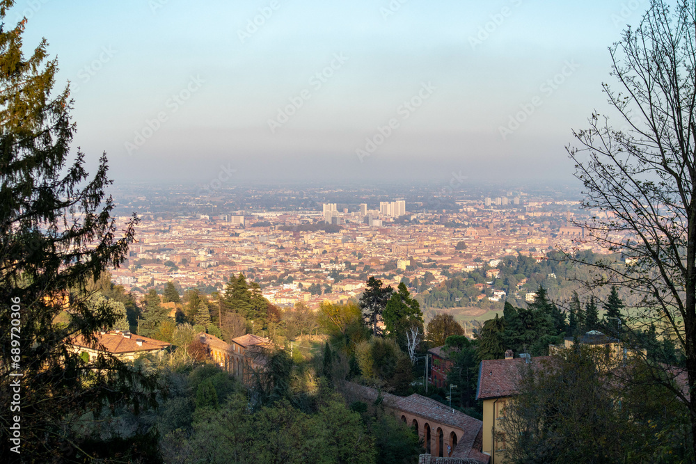 Vista della città di Bologna dal Santuario di San Luca, Emilia Romagna