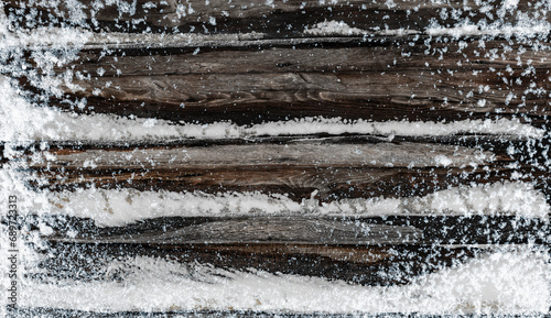 Verschneite Holzwand im winter