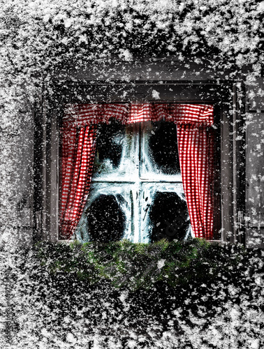 Verschneites altes Holzfenster mit zugefrorener Fensterscheibe