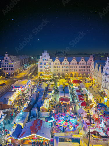 Blick von oben auf den Weihnachtsmarkt in Rostock