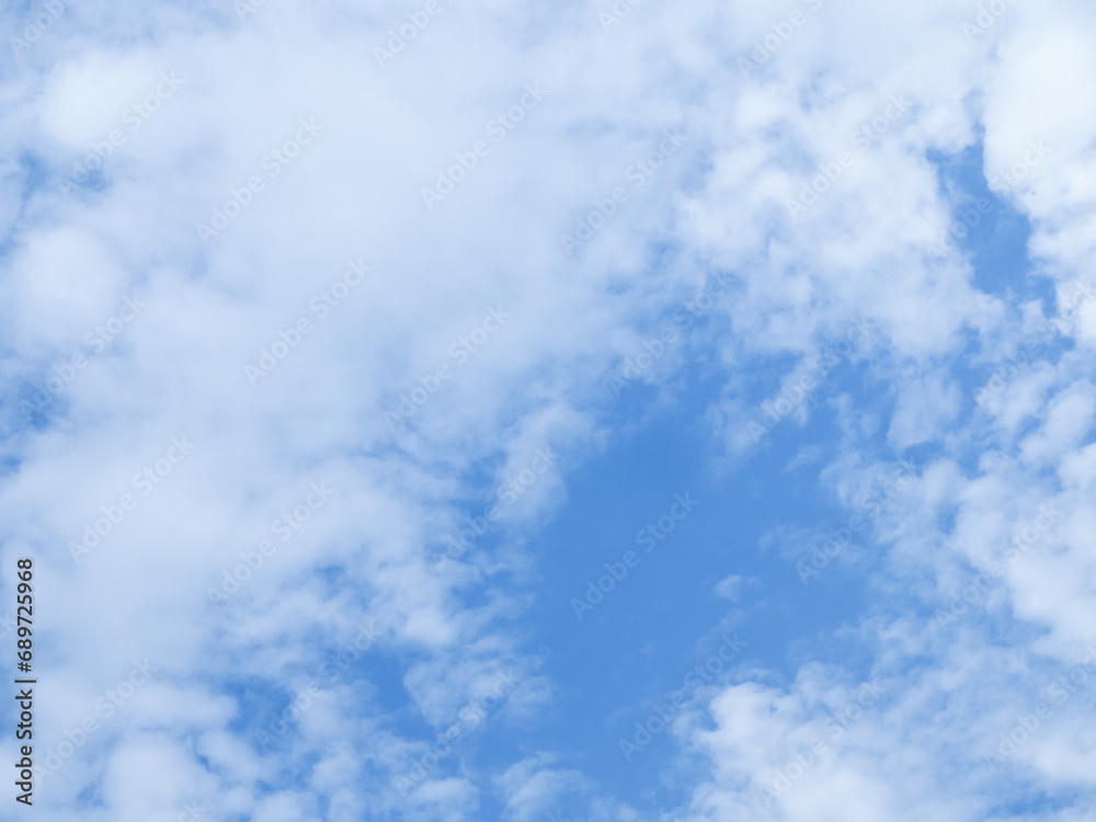 Obraz premium Blue sky with white cloud for nature background