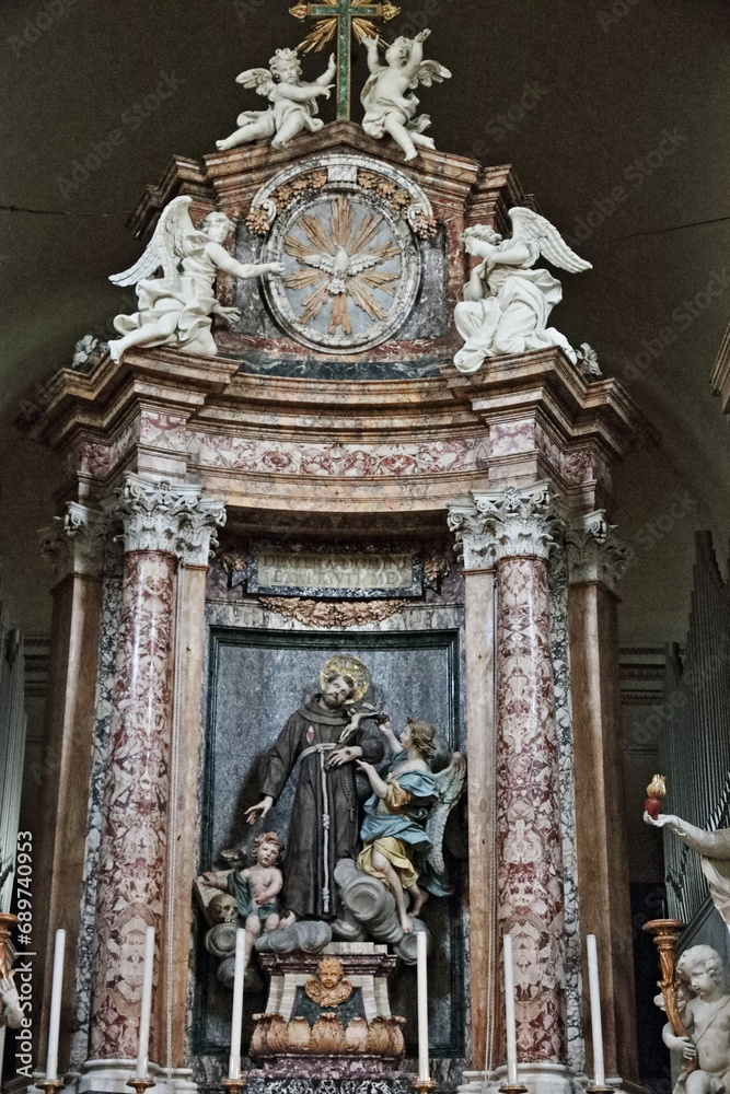 Interni della Chiesa di San Francesco a Ripa a Roma Trastevere