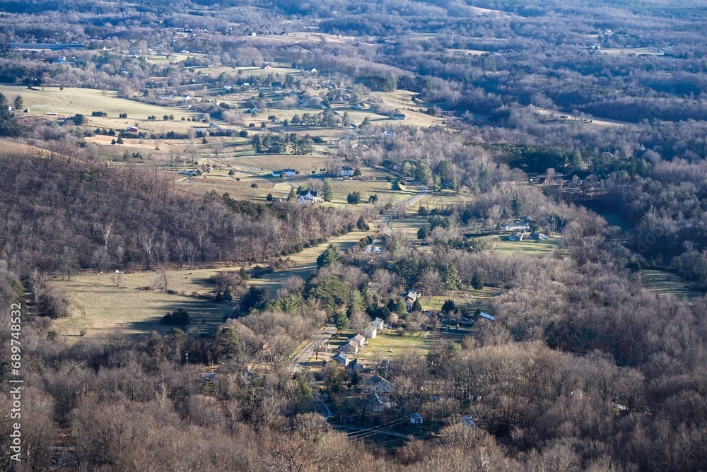 Obraz premium The Rockfish Valley of Virginia from a scenic overlook of a rural farmland scene
