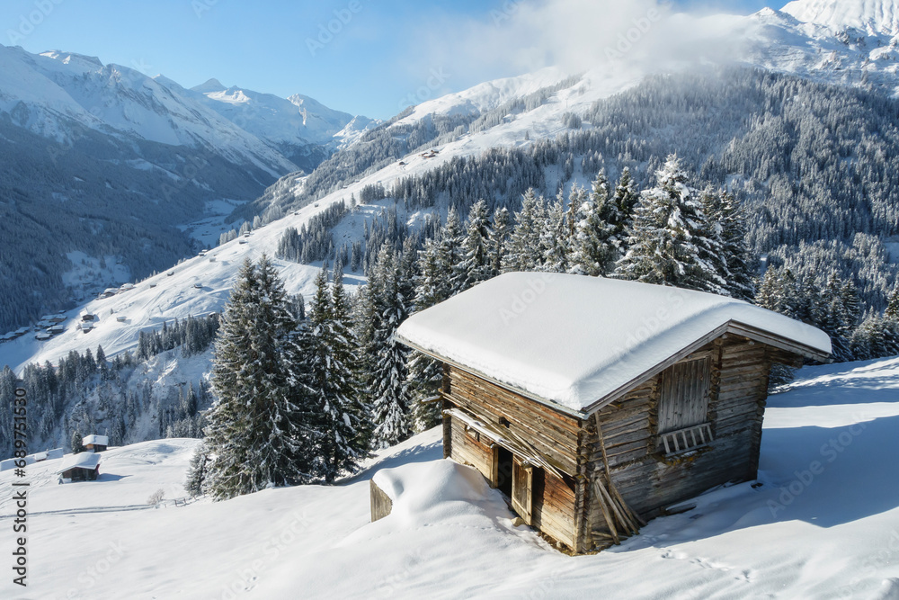urige Hütte aus Holz in den verschneiten Bergen des Zillertal