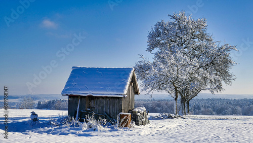 Herrliche Winterlandschaft mit Hütte und Baum sowie Blick auf Weltenschwann bei Calw photo
