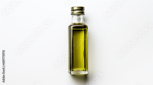 Petite bouteille d'huile d'olive, de colza sur fond blanc. Petit flacon en verre et bouchon en métal. Nourriture, oméga, sain. Pour conception et création graphique. photo