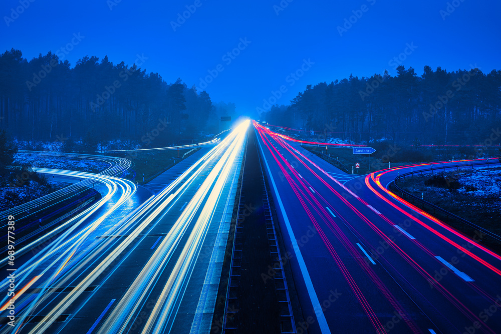 Langzeitbelichtung - Autobahn - Strasse - Traffic - Travel - Background - Line - Ecology - Highway - Long Exposure - Motorway - Night Traffic - Light Trails - Winter - Schnee - Nebel  - A13 - obrazy, fototapety, plakaty 