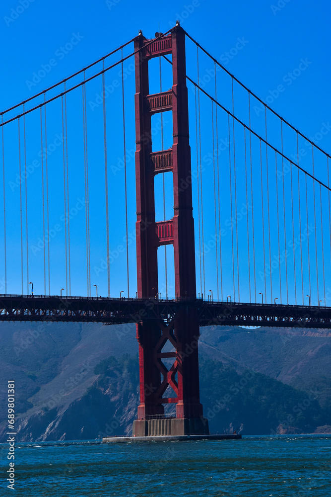 Fototapeta premium golden gate bridge - close