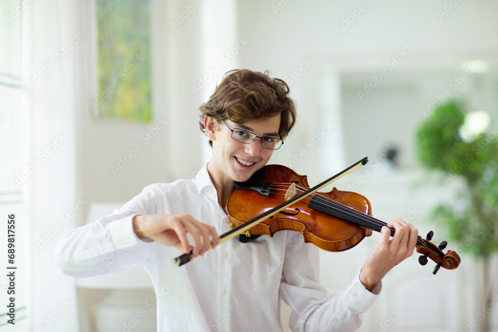 Man playing violin. Classical music instrument. - obrazy, fototapety, plakaty 