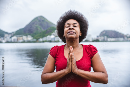 Mulher de meia idade meditando em frente a lagoa no Rio de Janeiro. photo