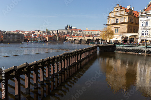 Картината върху платно Paisaje de Praga con el río Moldava.