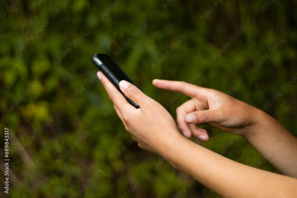 Empresaria usando teléfono celular, de mano sosteniendo el teléfono  con fondo de desenfoque, navegando por internet con dispositivo celular
