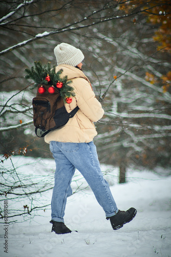 Eine Frau in einem magischen Weihnachtswald
