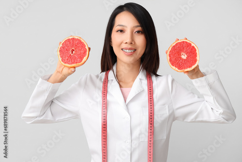 Female Asian nutritionist w...