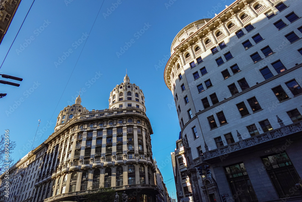 Obraz premium Panorama de dos edificios en el centro de la ciudad de Buenos Aires, se ve la arquitectura con inspiración europea