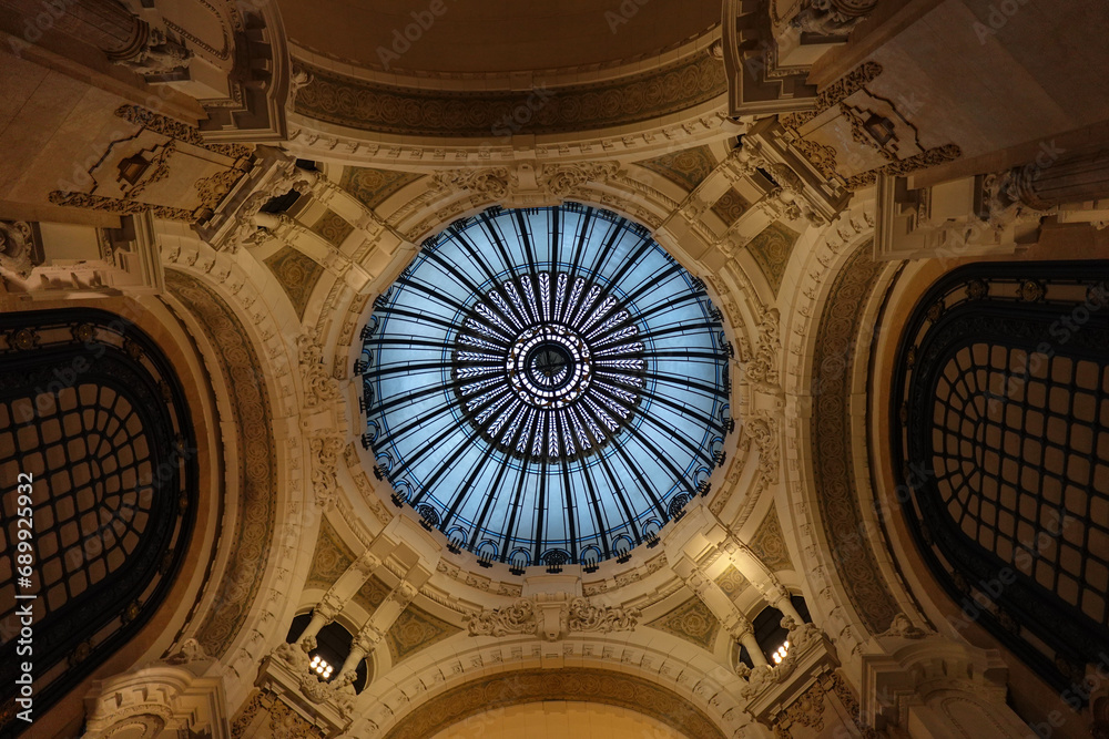 Techo en forma de cúpula de un centro comercial en Buenos Aires con decoración antigua Techo en forma de cúpula de un centro comercial en Buenos Aires con decoración antigua