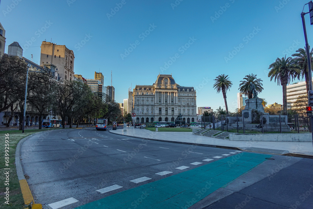 Vista de la calle de Buenos Aires frente al Centro Cultural Kirschner, se ven árboles y automóviles en el fondo