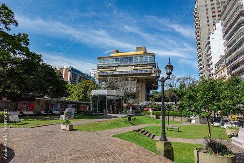 Foto Vista alejada de la Biblioteca Nacional de Buenos Aires y del parque que está ce