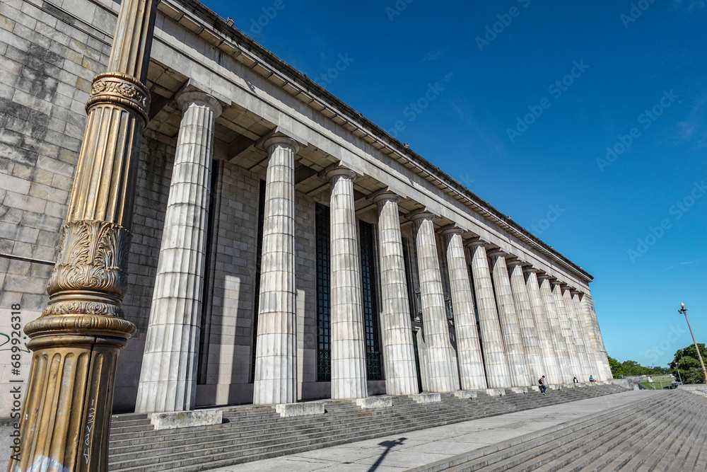 Facultad de Derecho de la Universidad de Buenos Aires con un poste al costado, se observa la arquitectura de la universidad Facultad de Derecho de la Universidad de Buenos Aires con un poste al costado, se observa la arquitectura de la universidad