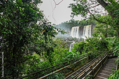 Obraz na plátně Cataratas de Iguazú desde el lado argentino rodeados de naturaleza y con presenc