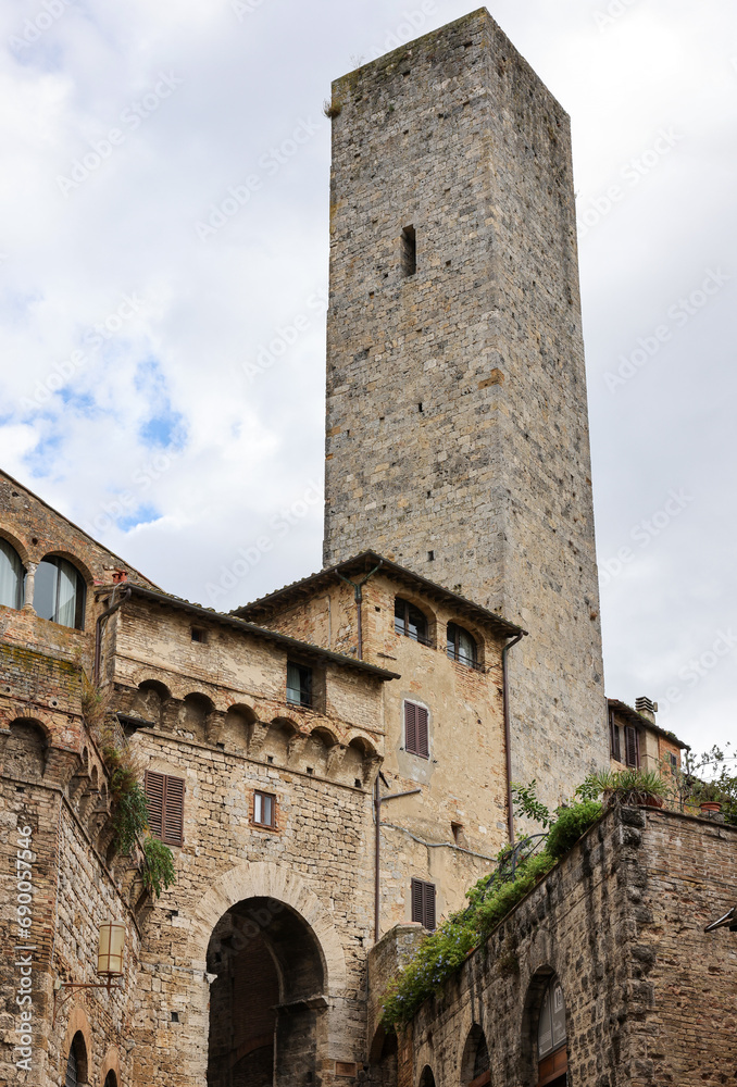 Obraz premium Via San Giovanni in the medieval town of San Gimingnano. Tuscany, Italy