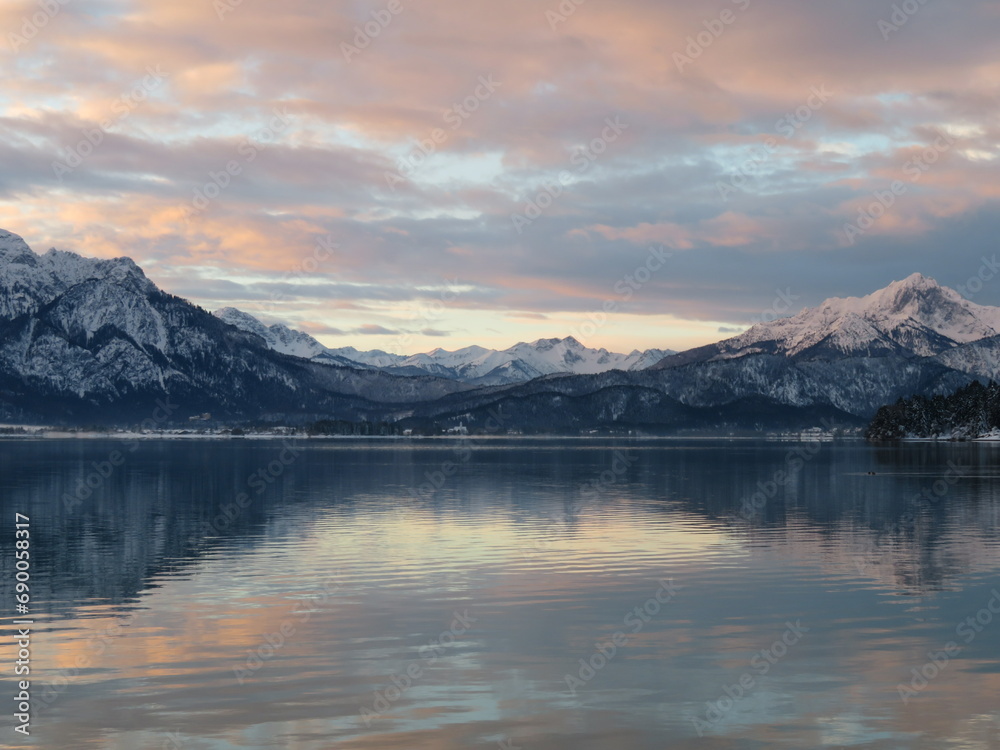 Sonnenaufgang am Winterlichen Forggensee im Allgäu