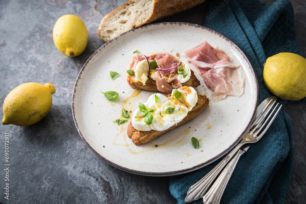 Italienische Burrata Käse Crostini aus Ciabatta Brot,konfierter ...