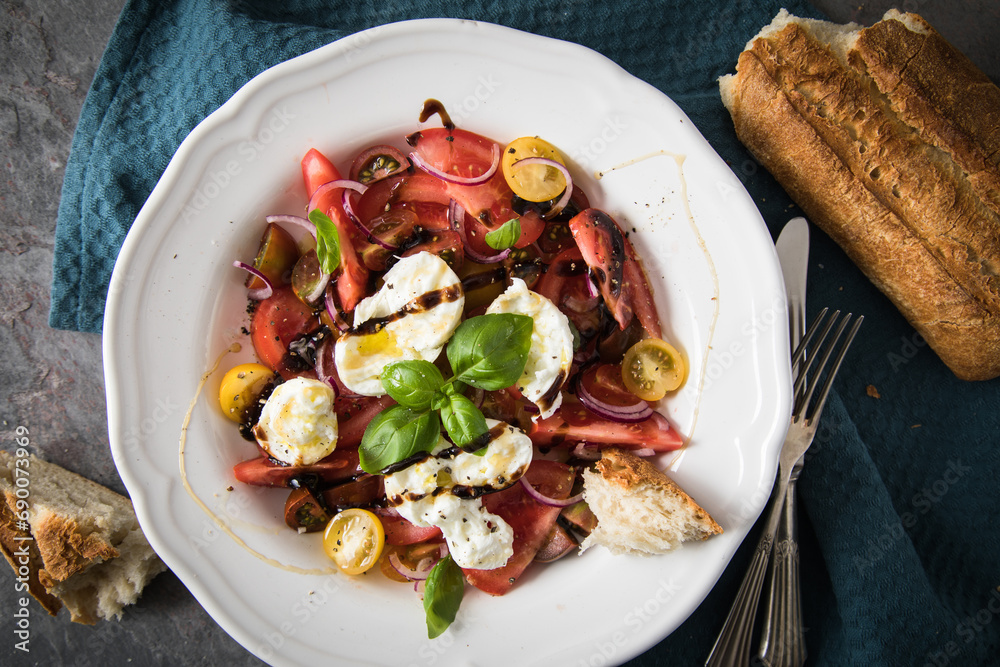 Italienischer Burrata Käse Salat mit bunten roten und gelben Tomaten ...