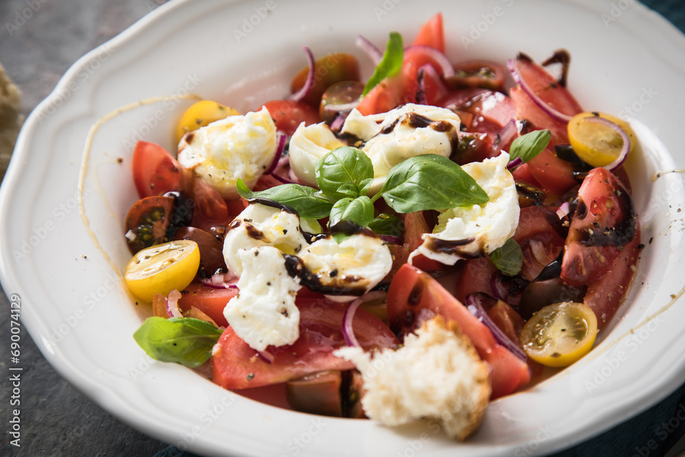 Italienischer Burrata Käse Salat mit bunten roten und gelben Tomaten ...