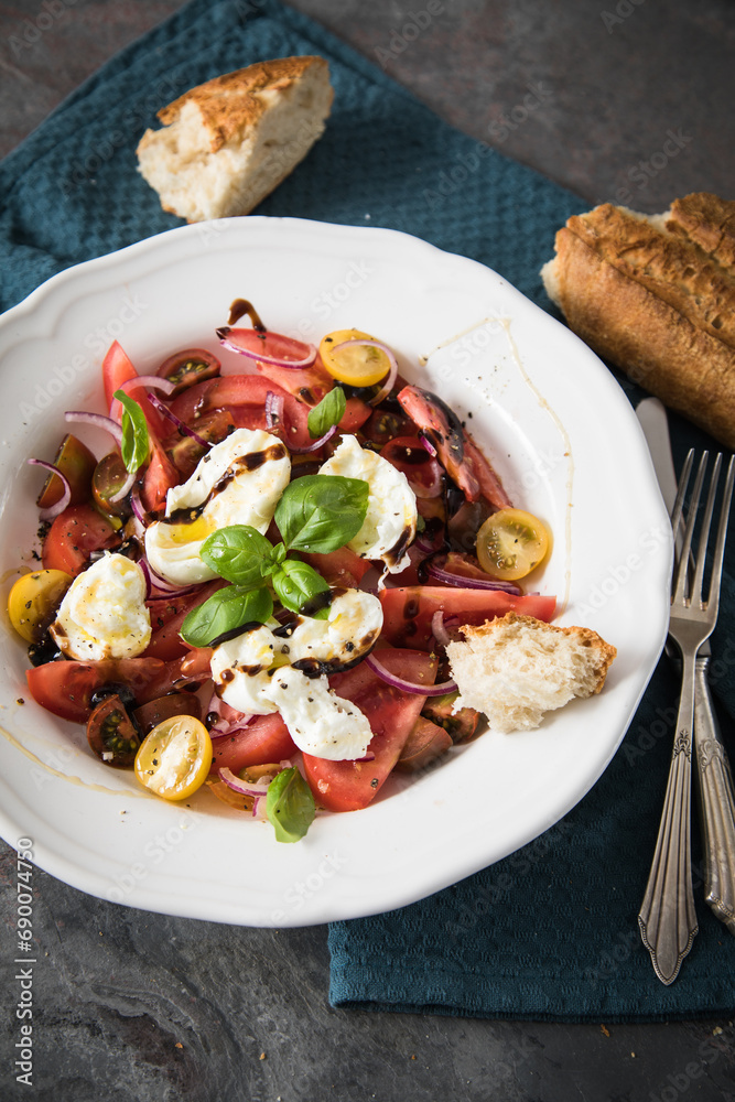 Italienischer Burrata Käse Salat mit bunten roten und gelben Tomaten ...