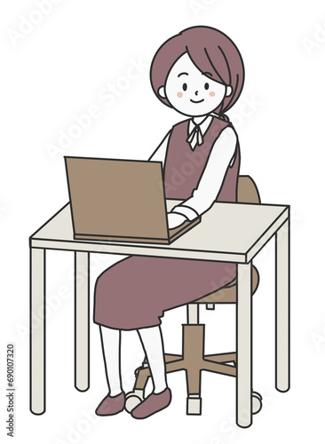 パソコンを操作しながら正面を向く女性