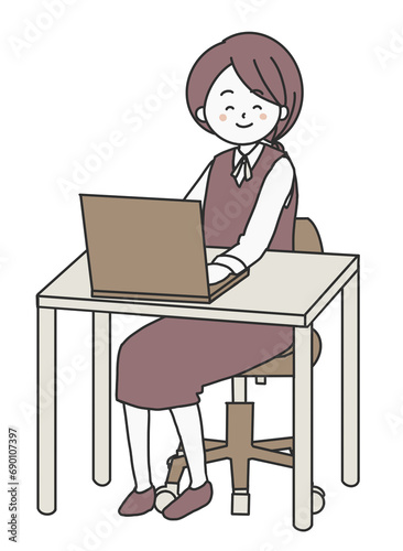 パソコンを操作しながら笑顔で正面を向く女性