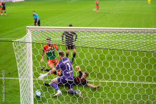 Obraz na płótnie Soccer goal net and action under the goal in the background w salonie