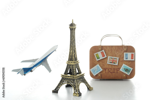 世界地図と飛行機とエッフェル塔の模型を使った海外旅行のイメージ © Free1970