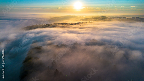 Mit der Drohne über dem Nebelmeer am frühen Morgen