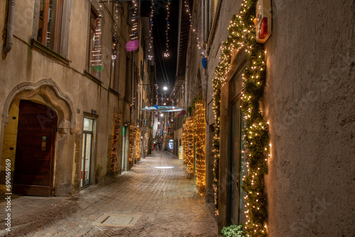 Fototapeta Naklejka Na Ścianę i Meble -  Ancient Bergamo street illuminated for Christmas
