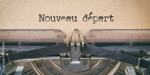 Text written with a vintage typewriter - New beginning in french - Nouveau départ