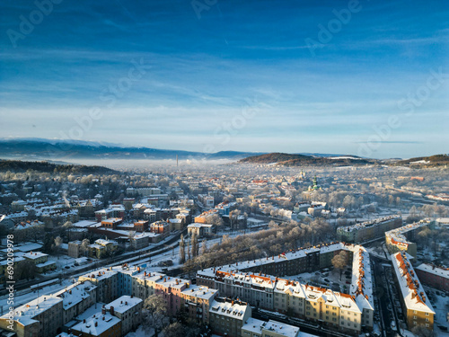 Jelenia Góra z lotu ptaka, Karkonosze zimą, miasto zimą