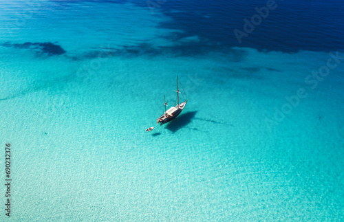 boat on the sea © ricardo