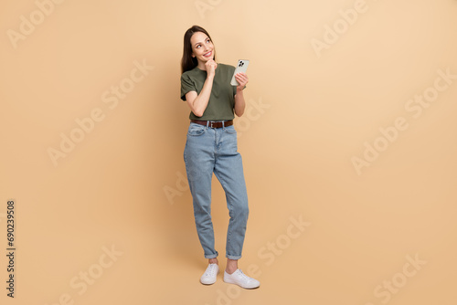 Foto Full body photo of digital marketing specialist smile mature woman touch chin lo