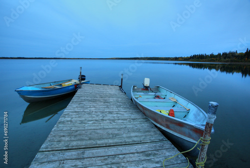Fototapeta Naklejka Na Ścianę i Meble -  Motorboats at dock at Mustus Lake in Meadow Lake Park