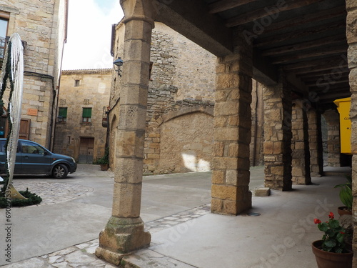 columnas del porche en  del pueblo medieval de  conesa, cuatro cuadradas y una circular, detrás un arco ojival, tarragona, cataluña, españa, europa photo