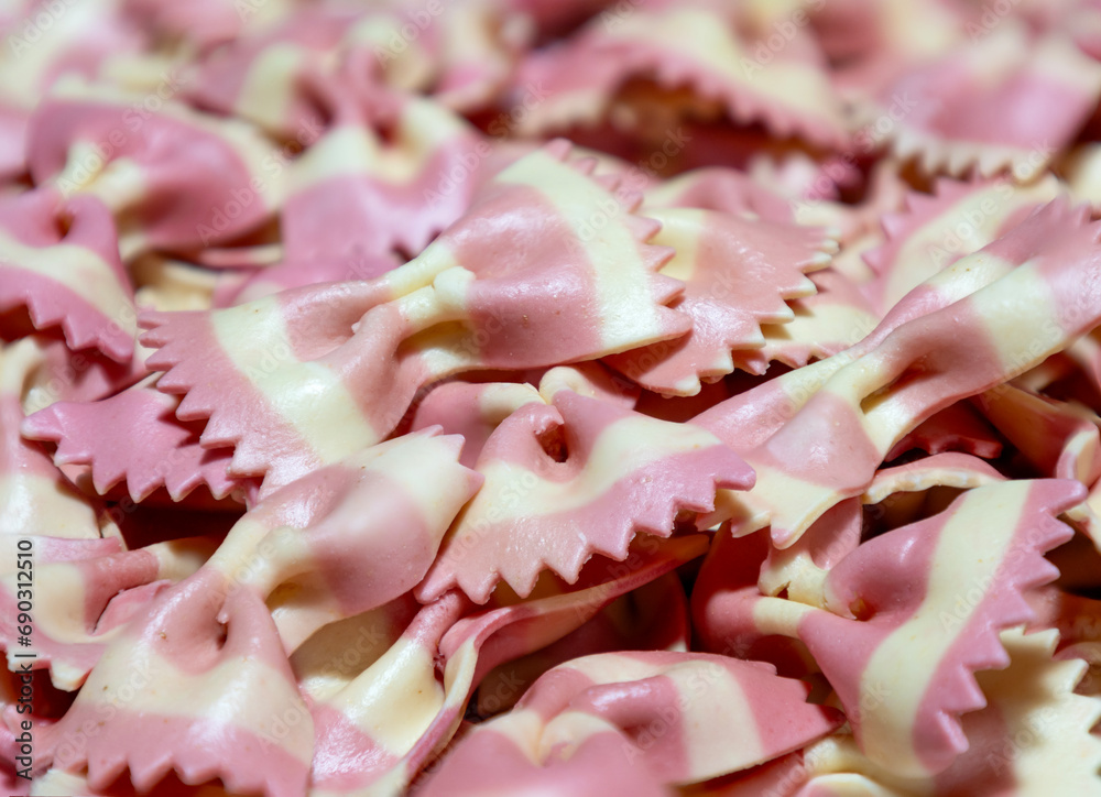 Massas italianas coradas com pigmento de beterraba. Farfalle pasta. Massas italianas coradas com pigmento de beterraba. Farfalle pasta.