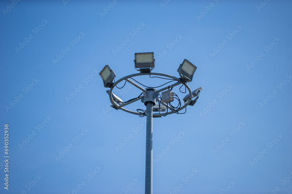 Spotlights In general, spotlights have a duty to illuminate a wide area, can be rotated to allow the light to shine in the direction that the user wants to focus on the desired point. Spotlights In general, spotlights have a duty to illuminate a wide area, can be rotated to allow the light to shine in the direction that the user wants to focus on the desired point.