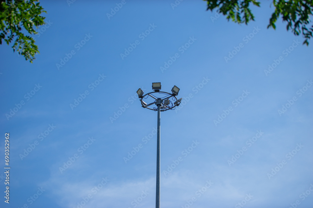 Spotlights In general, spotlights have a duty to illuminate a wide area, can be rotated to allow the light to shine in the direction that the user wants to focus on the desired point.