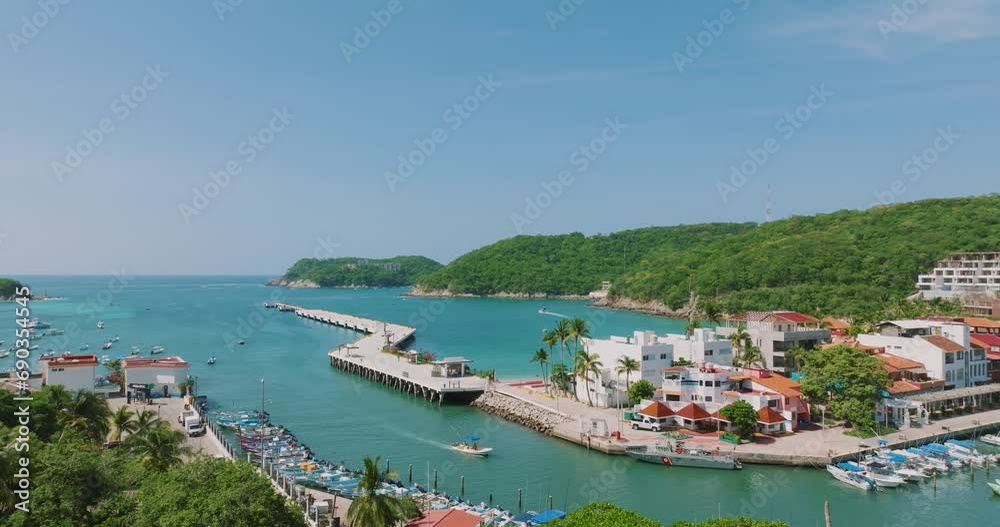 Huatulco, Oaxaca. vista aérea de playa tranquila  de agua cristalina azul turquesa. Zona turística de la costa de México