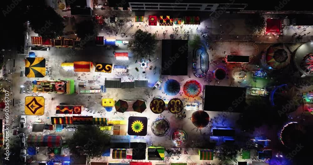 vista aerea de juegos mecánicos, feria 