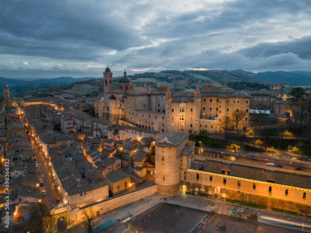 vista aerea del borgo medievale di Urbino, patrimonio dell'Unesco, in provincia di Pesaro nella Regione marche. Qui si respira il tempo passato  - obrazy, fototapety, plakaty 