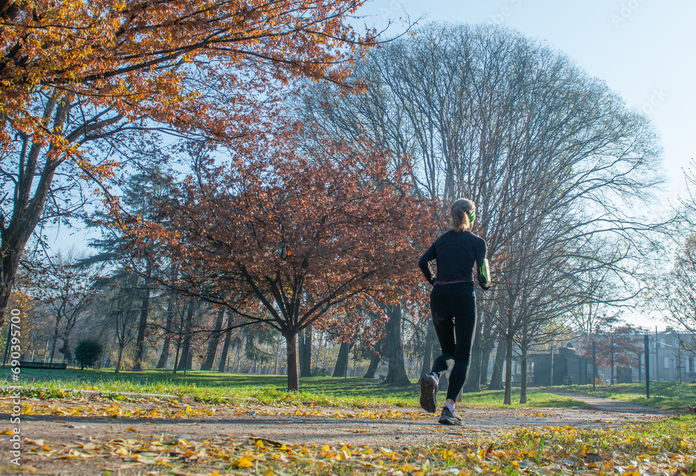 Fototapeta premium Girl running in the park to maintain fitness